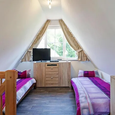 بيت للعطل House Nightingale, غلوفي
