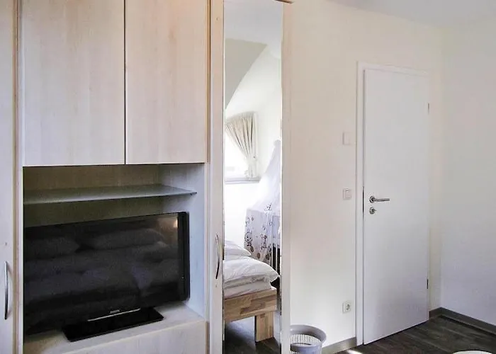 House Nightingale, * Glowe